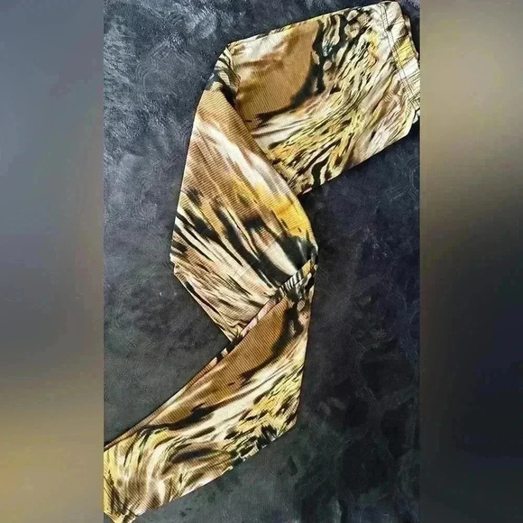 🆕Tiger Print Leggings - Picture 2 of 14